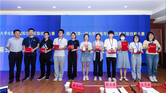 一群人站在臺上

中度可信度描述已自動生成