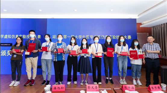 一群人站在臺上

描述已自動生成