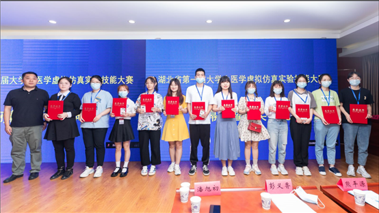 一群人站在臺上

中度可信度描述已自動生成