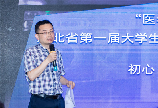 圍欄里男人在電視前

中度可信度描述已自動生成