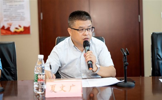 男人在喝飲料

描述已自動生成