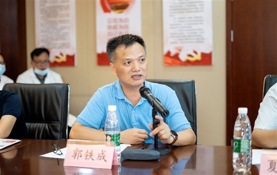 穿著藍(lán)色衣服的人在桌子前

低可信度描述已自動生成