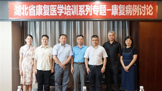 一群人站在一起合影

中度可信度描述已自動生成